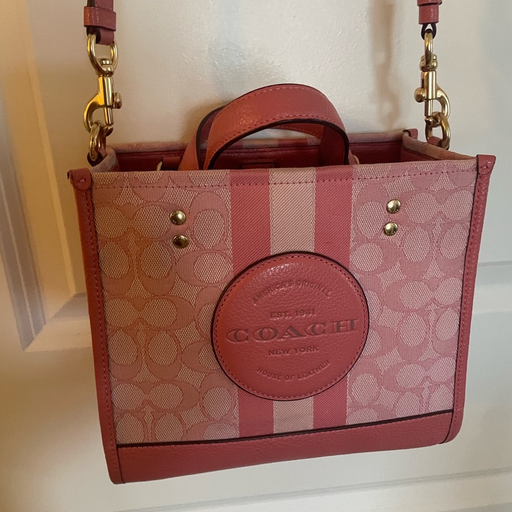 Dempsey Tote 22 in signature jacquard